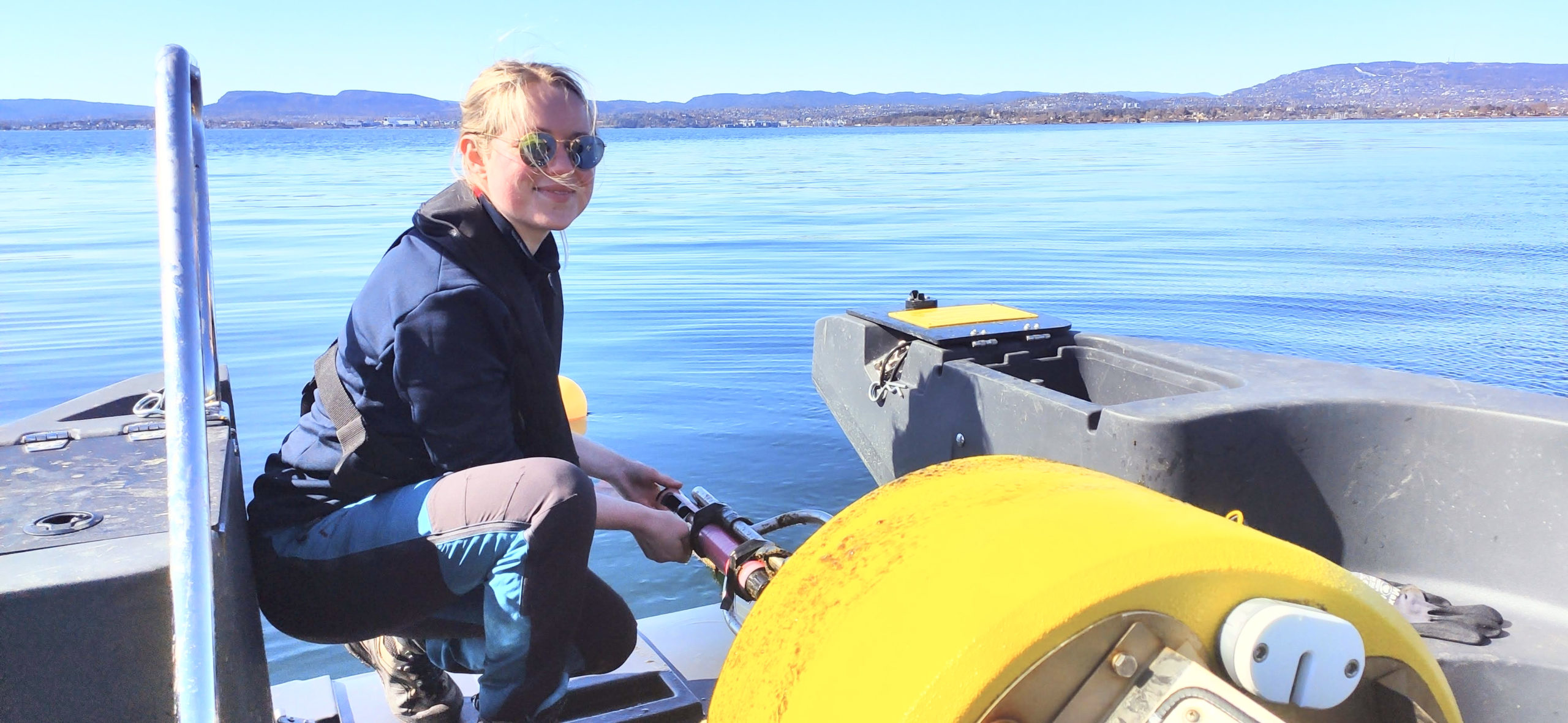 Miljøgeolog Frøya Vold Bjørvik (27) er ny i Cautus Geo. Her på oppdrag med ettersyn av målebøye i Oslofjorden. 