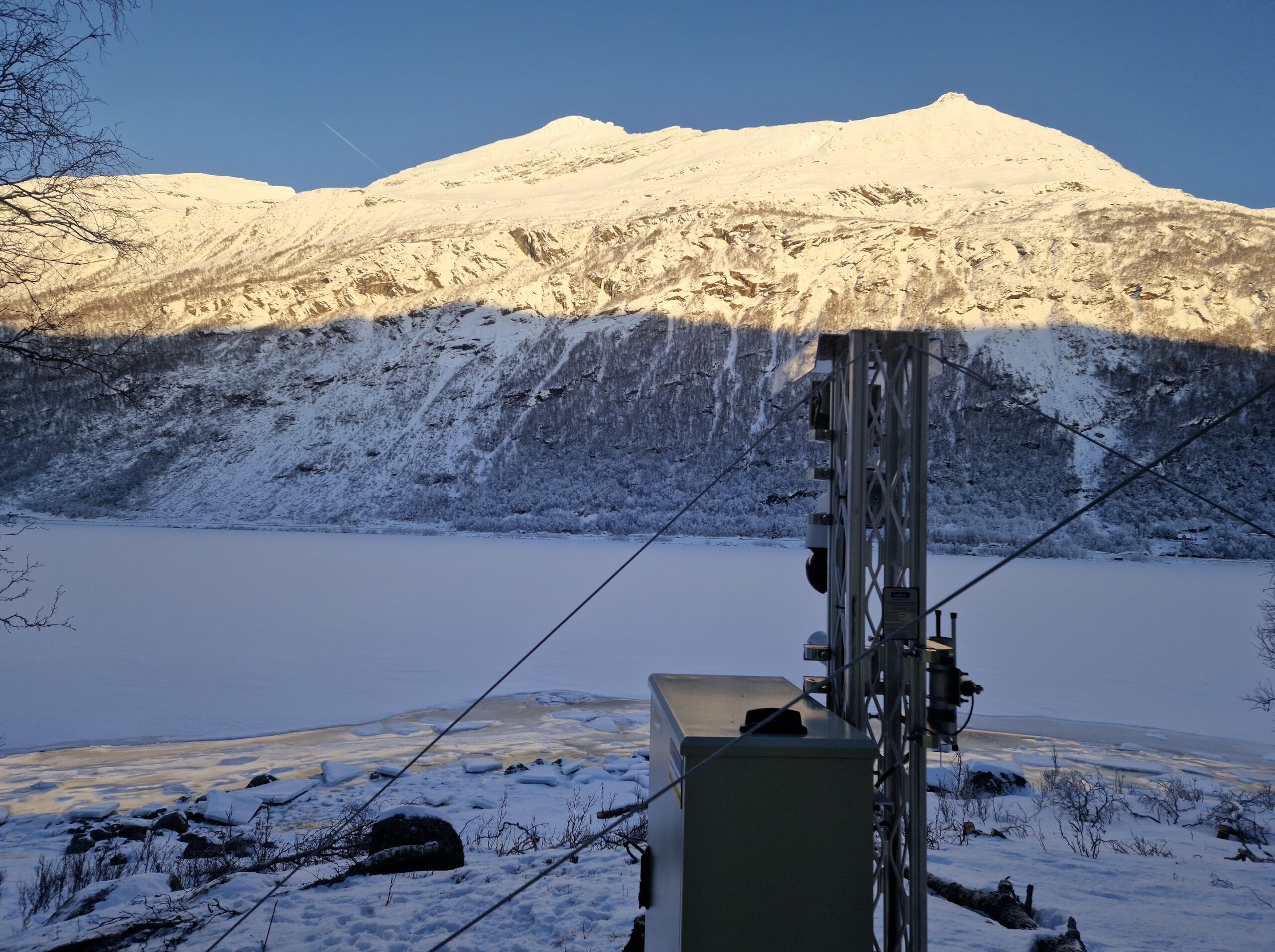 Radar overvåker kontinuerlig og varsler automatisk skred ned mot Beisfjordveien i Nordland.